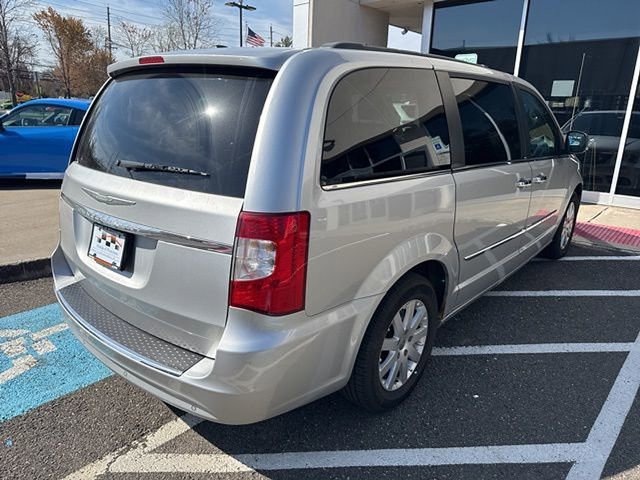 Used 2012 Chrysler Town & Country Touring-L w/ Entertainment Group #2 image 4