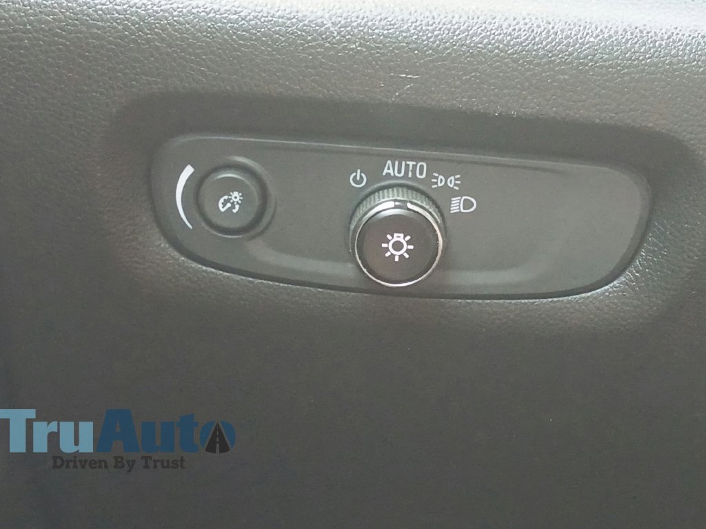 Used 2023 Chevrolet Traverse LT FWD image 33