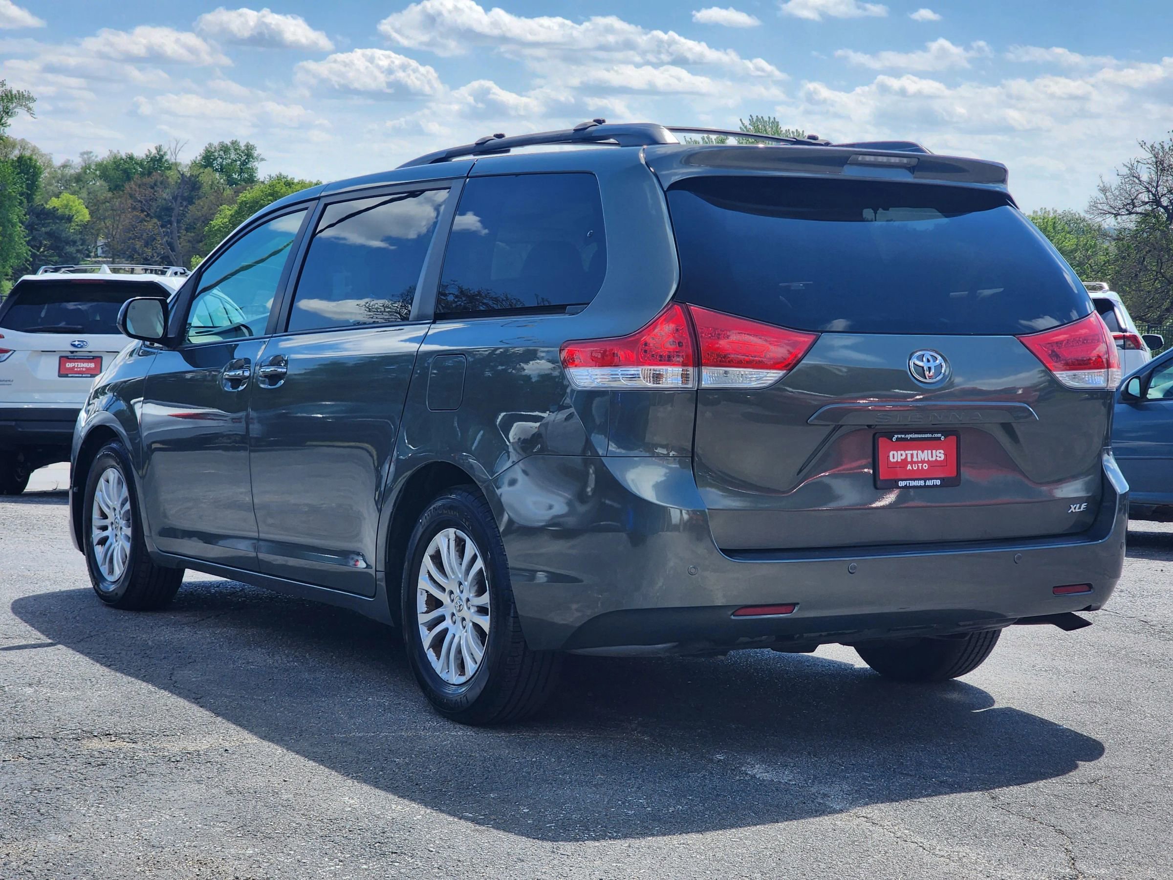 Used 2014 Toyota Sienna XLE w/ Entertainment Package FWD image 5