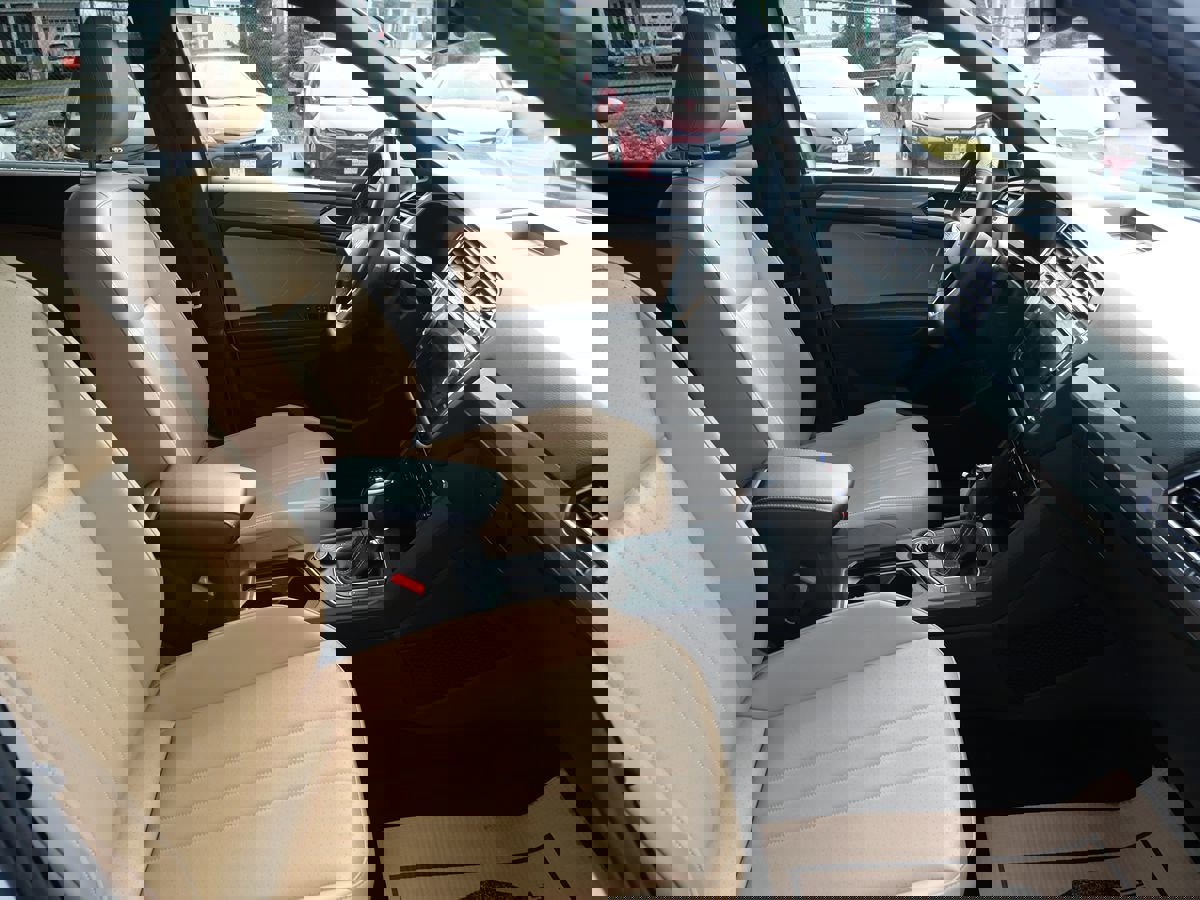 Used 2022 Volkswagen Tiguan SE w/ Panoramic Sunroof Package image 17