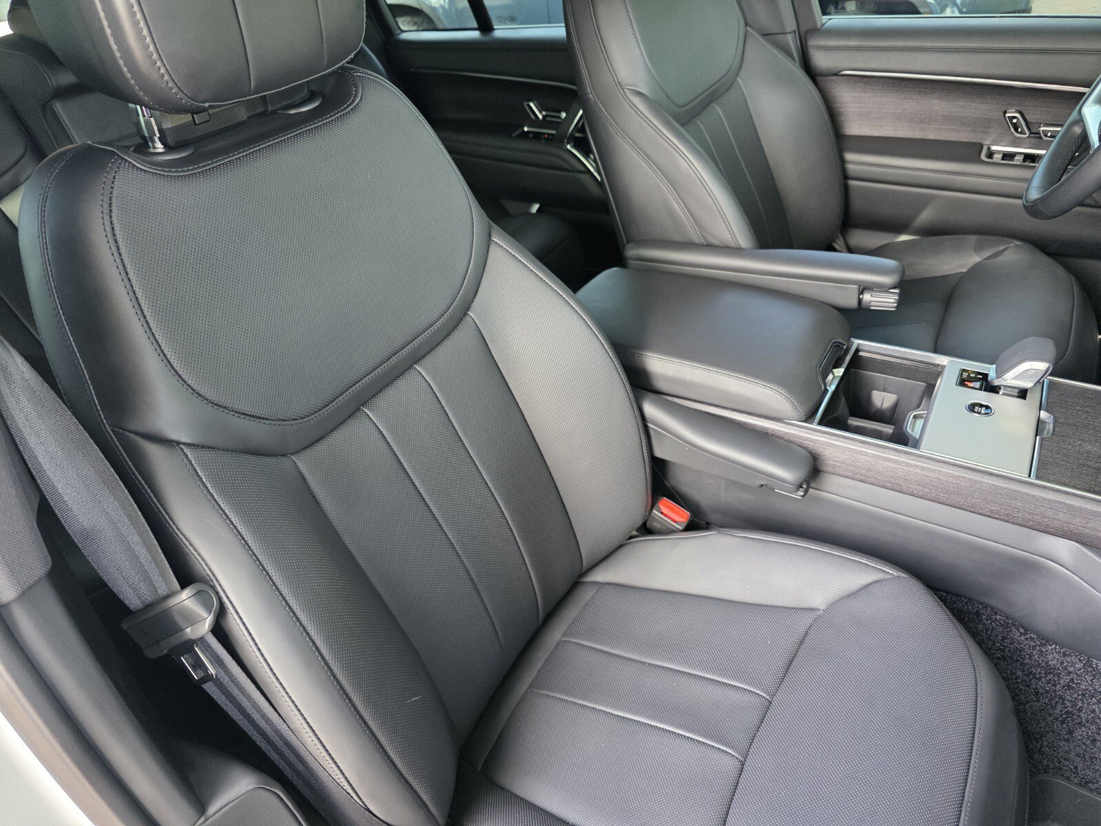 Certified 2025 Land Rover Range Rover SE AWD/4WD image 25