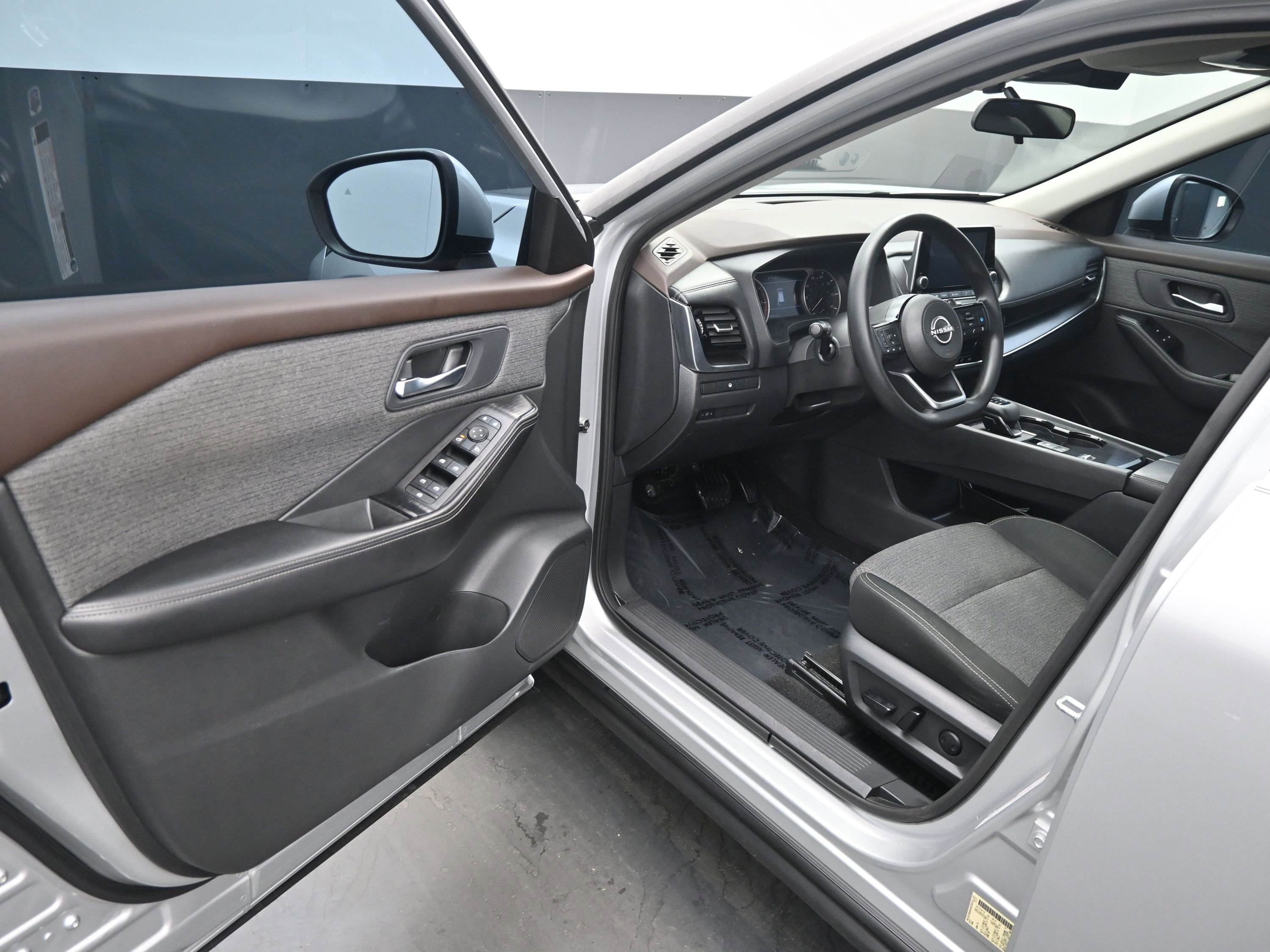 Used 2022 Nissan Rogue SV image 16