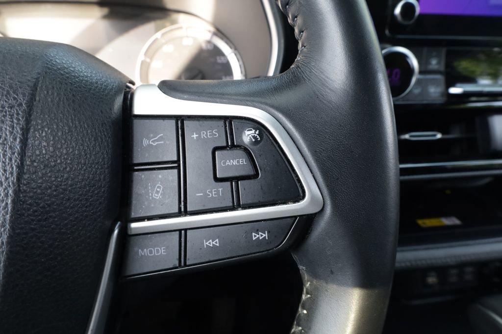 Used 2023 Toyota Highlander XSE image 24