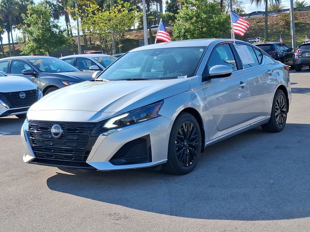 Used 2025 Nissan Altima 2.5 SV w/ SV Special Edition Package image 3