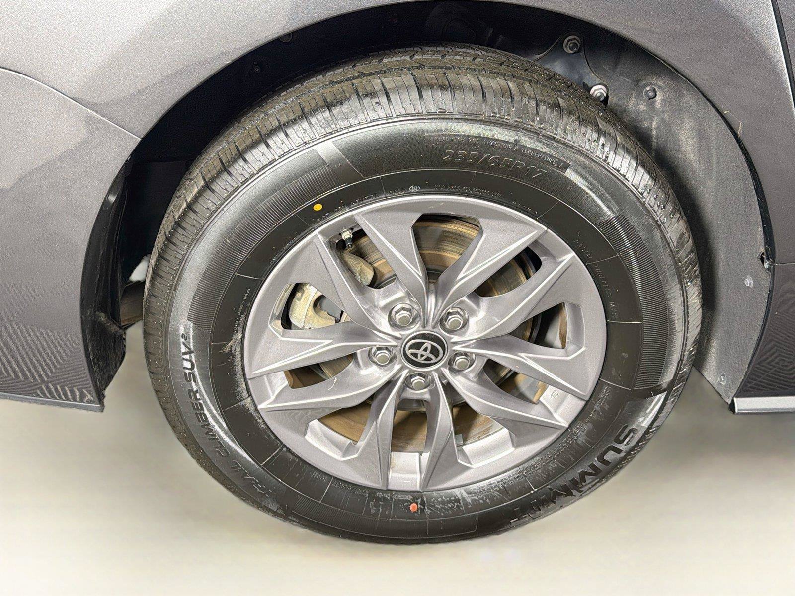 Used 2025 Toyota Sienna XLE FWD image 35