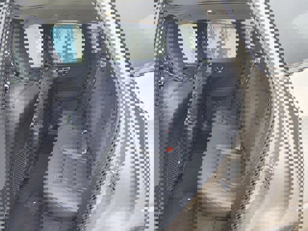 Certified 2025 Volvo XC60 B5 Plus w/ Protection Package Premier image 6