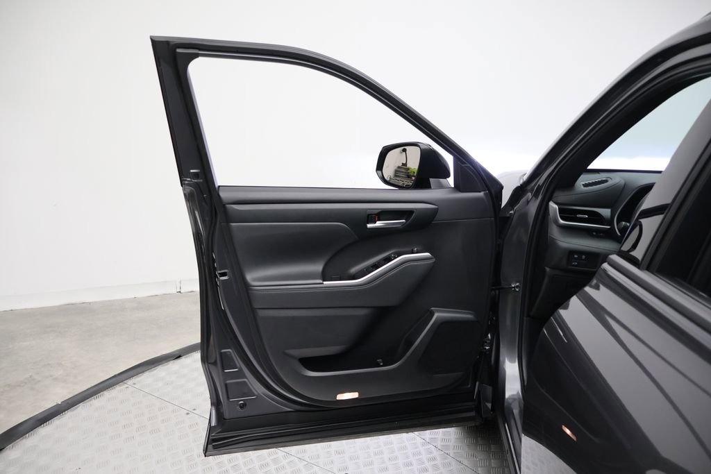 Used 2025 Toyota Highlander XSE image 16