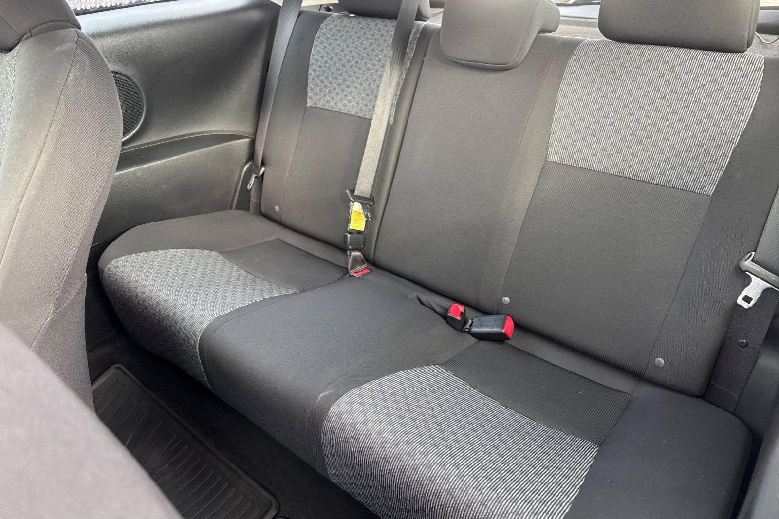 Used 2016 Toyota Yaris L image 5