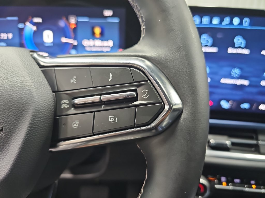 Used 2025 Chevrolet Equinox EV LT w/ LPO, All-Weather Mat Package FWD image 18