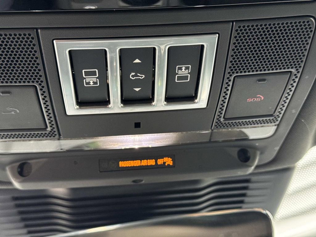 Used 2025 Land Rover Discovery Dynamic SE image 22