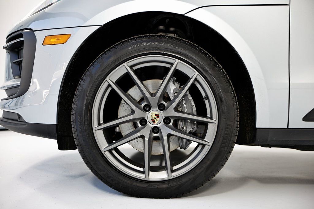 Certified 2025 Porsche Macan image 13