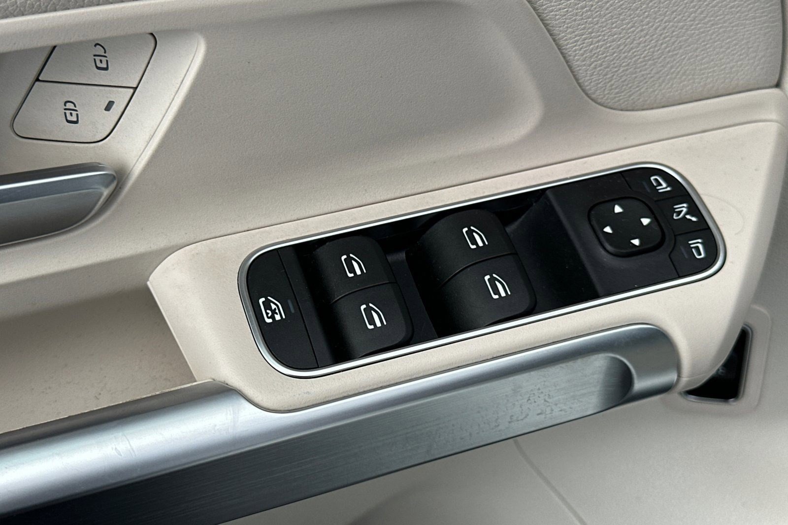 Used 2023 Mercedes-Benz EQB 300 4MATIC image 13