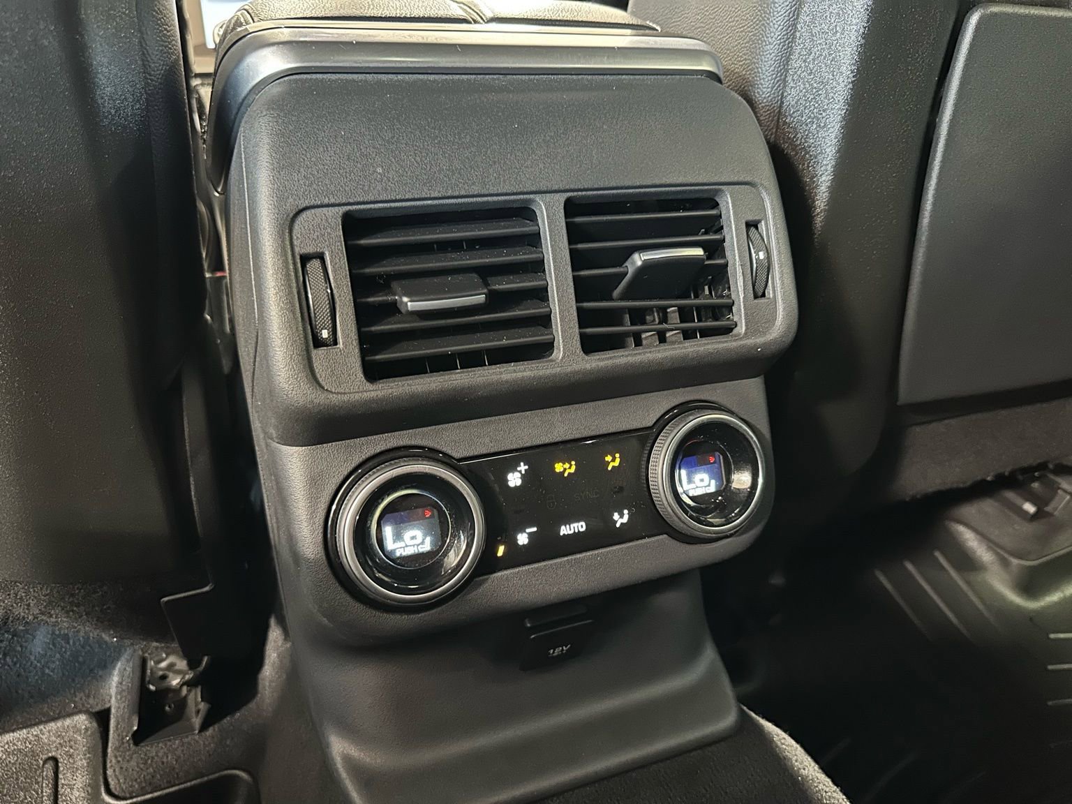 Used 2019 Land Rover Range Rover Velar R-Dynamic SE image 36