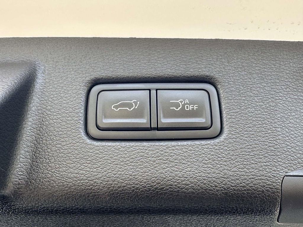 Used 2024 Kia Telluride EX w/ EX Captain's Chair Package image 9