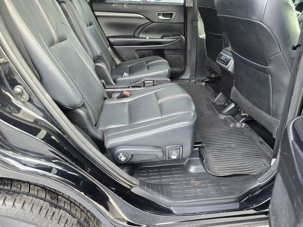Used 2018 Toyota Highlander SE image 14
