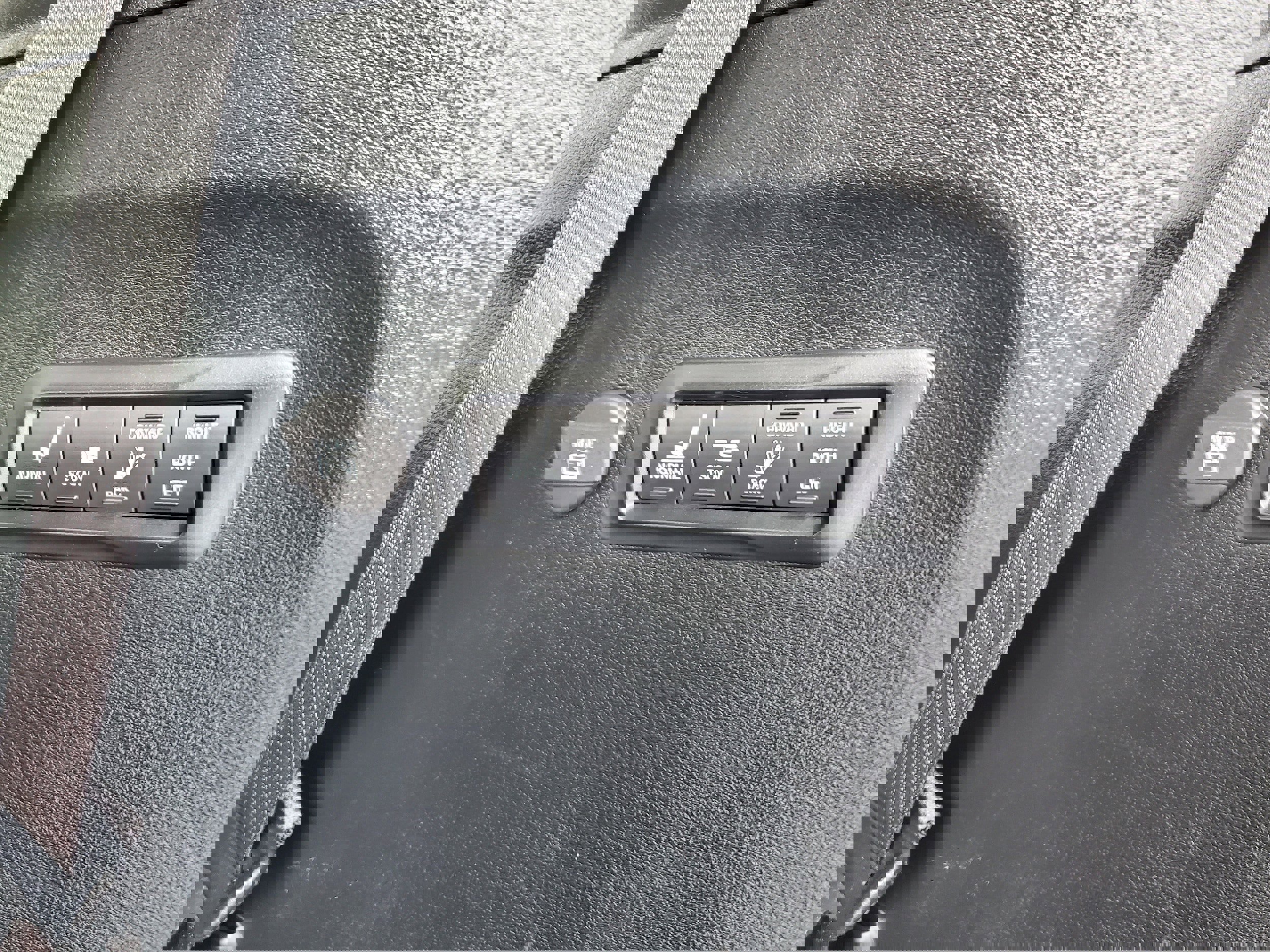 Used 2019 Chrysler Pacifica Limited w/ Tire & Wheel Group image 29