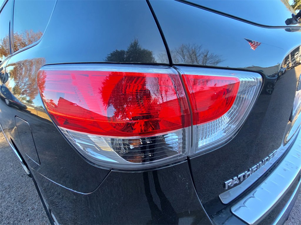 Used 2015 Nissan Pathfinder Platinum image 35