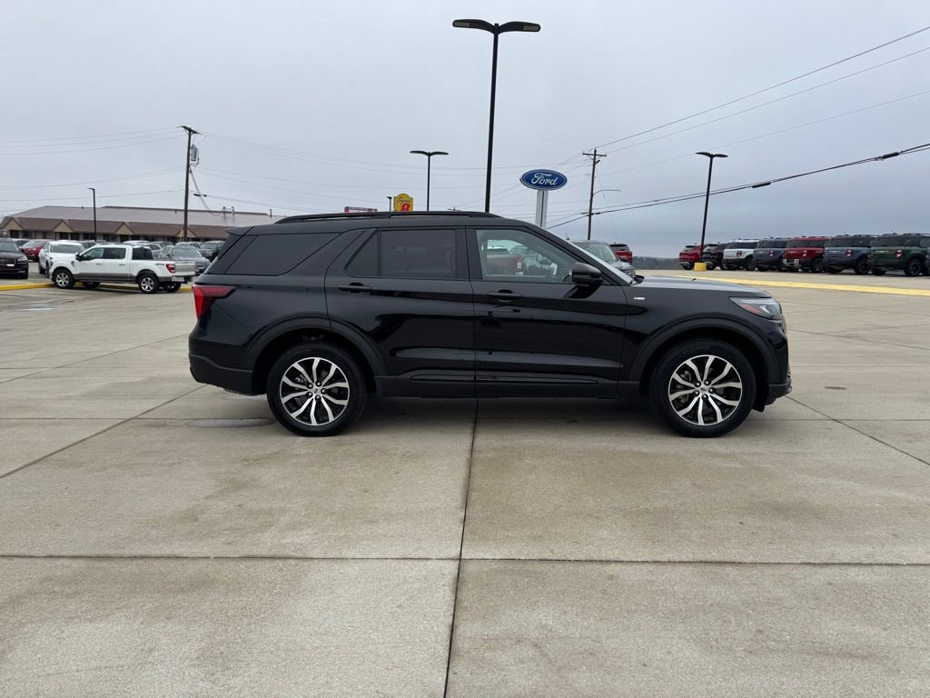 Certified 2025 Ford Explorer ST-Line image 3