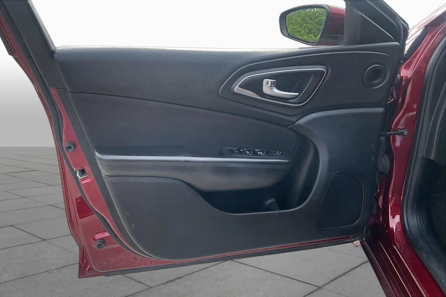 Used 2015 Chrysler 200 Limited w/ Convenience Group FWD image 22