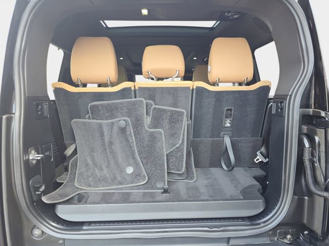 Used 2025 Land Rover Defender 130 X-Dynamic SE image 13