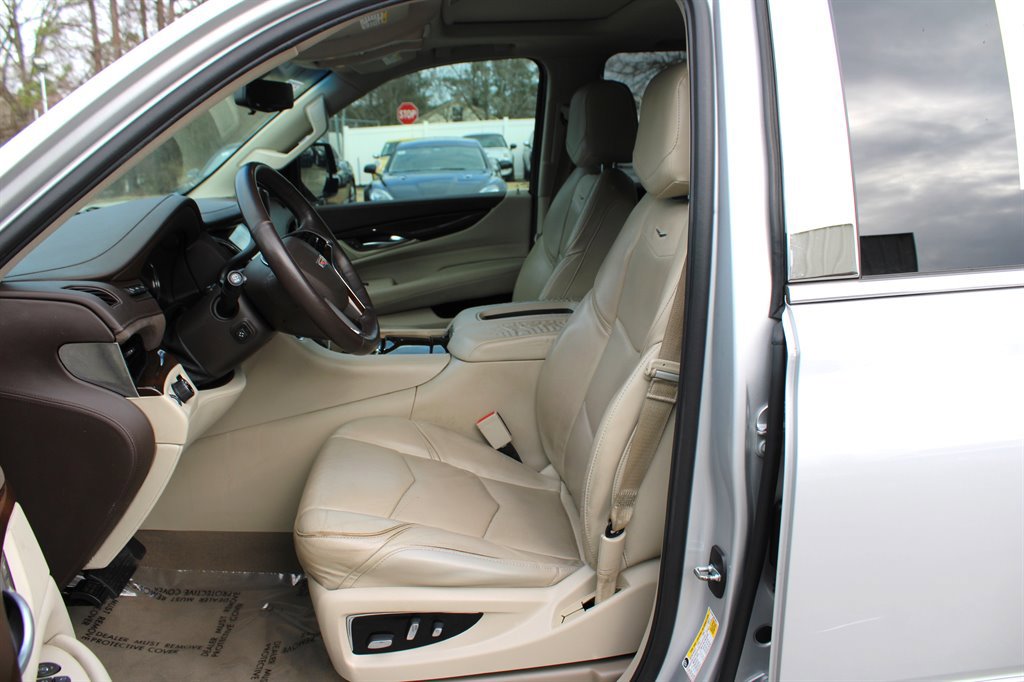 Used 2017 Cadillac Escalade ESV Luxury image 14