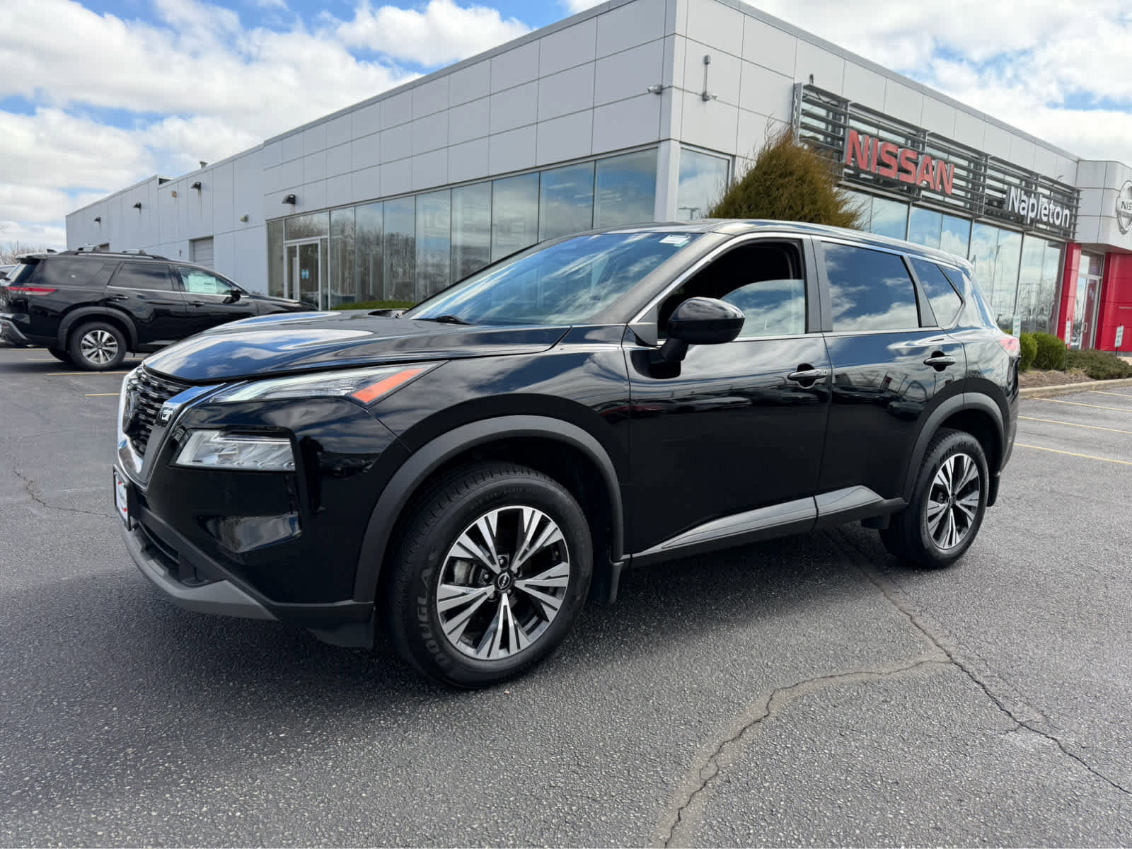 Used 2023 Nissan Rogue SV image 3