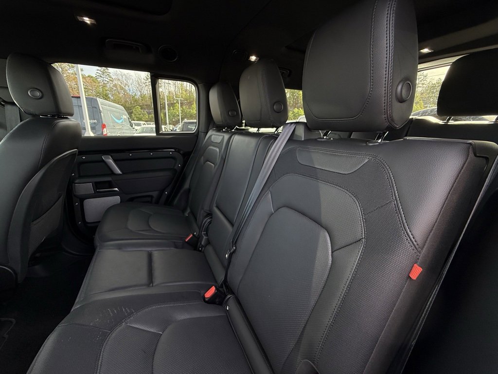 Used 2024 Land Rover Defender 130 X-Dynamic SE image 27