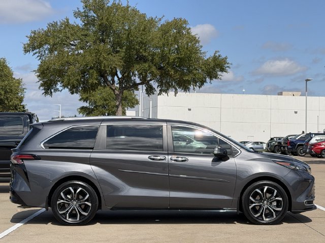 Used 2025 Toyota Sienna Platinum FWD image 3