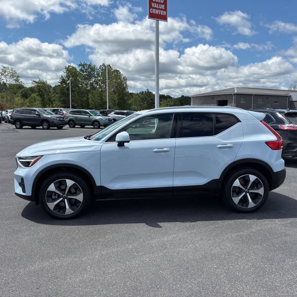 Used 2024 Volvo XC40 B5 Plus w/ Protection Package Premier AWD/4WD image 4