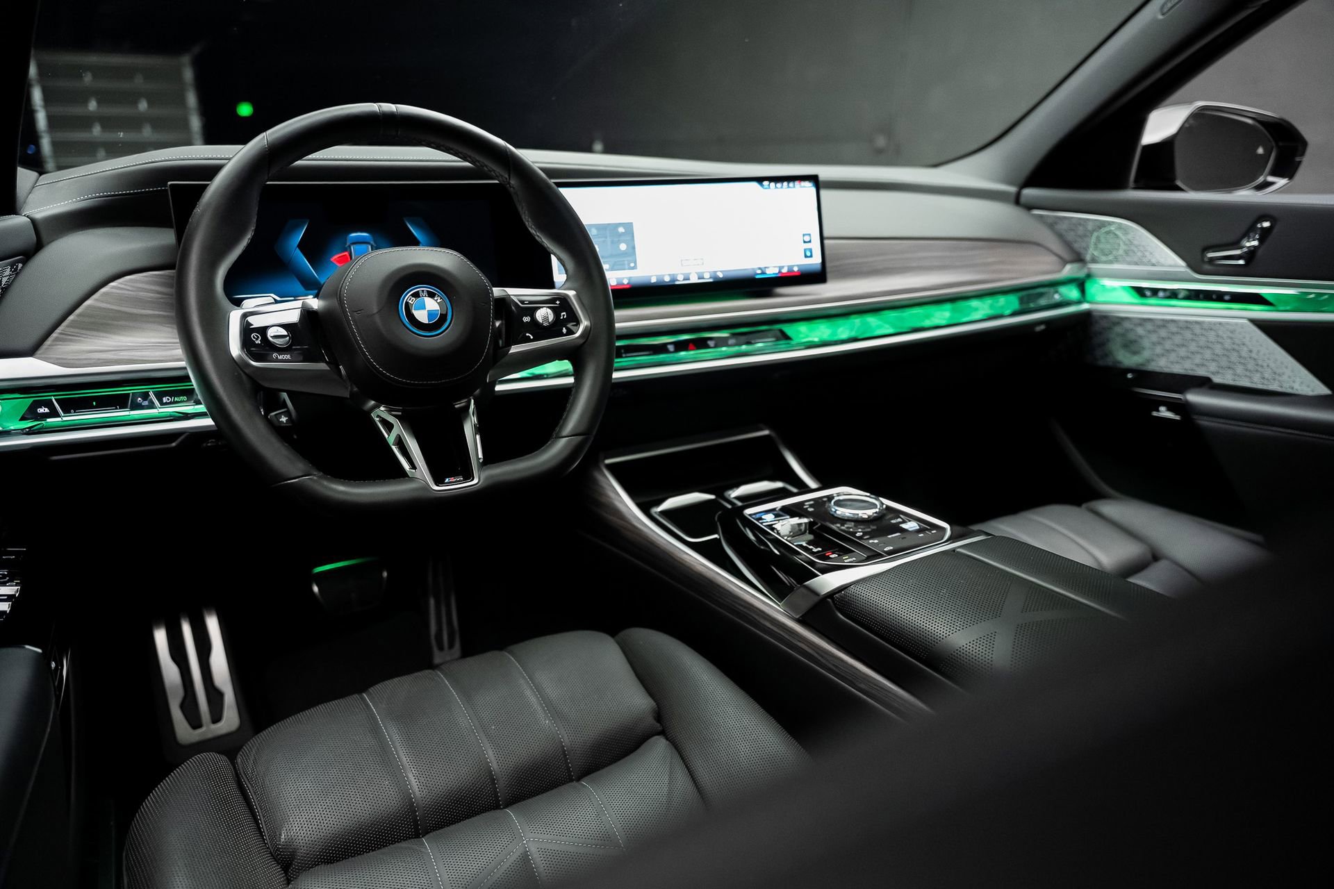 Used 2023 BMW i7 xDrive60 w/ Executive Package 2 AWD/4WD image 4