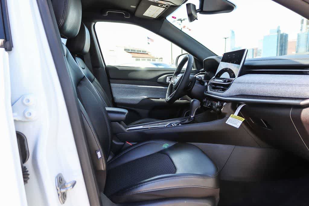 Used 2023 Jeep Compass Latitude AWD/4WD image 16