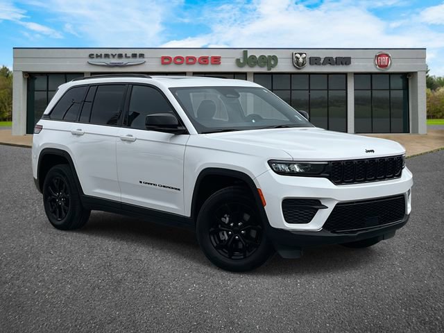 Used 2024 Jeep Grand Cherokee Altitude image 2