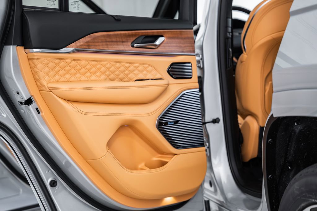 New 2025 Jeep Grand Cherokee Summit image 37