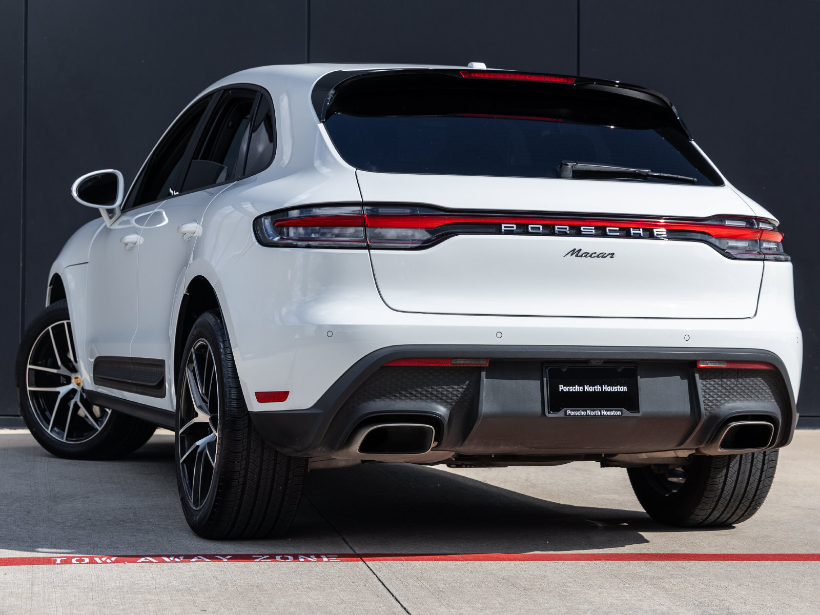 Certified 2025 Porsche Macan w/ Premium Package Plus AWD/4WD image 3