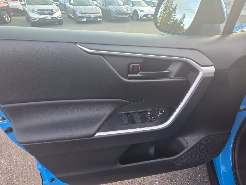 Used 2020 Toyota RAV4 LE w/ All Weather Liner Package AWD/4WD image 10