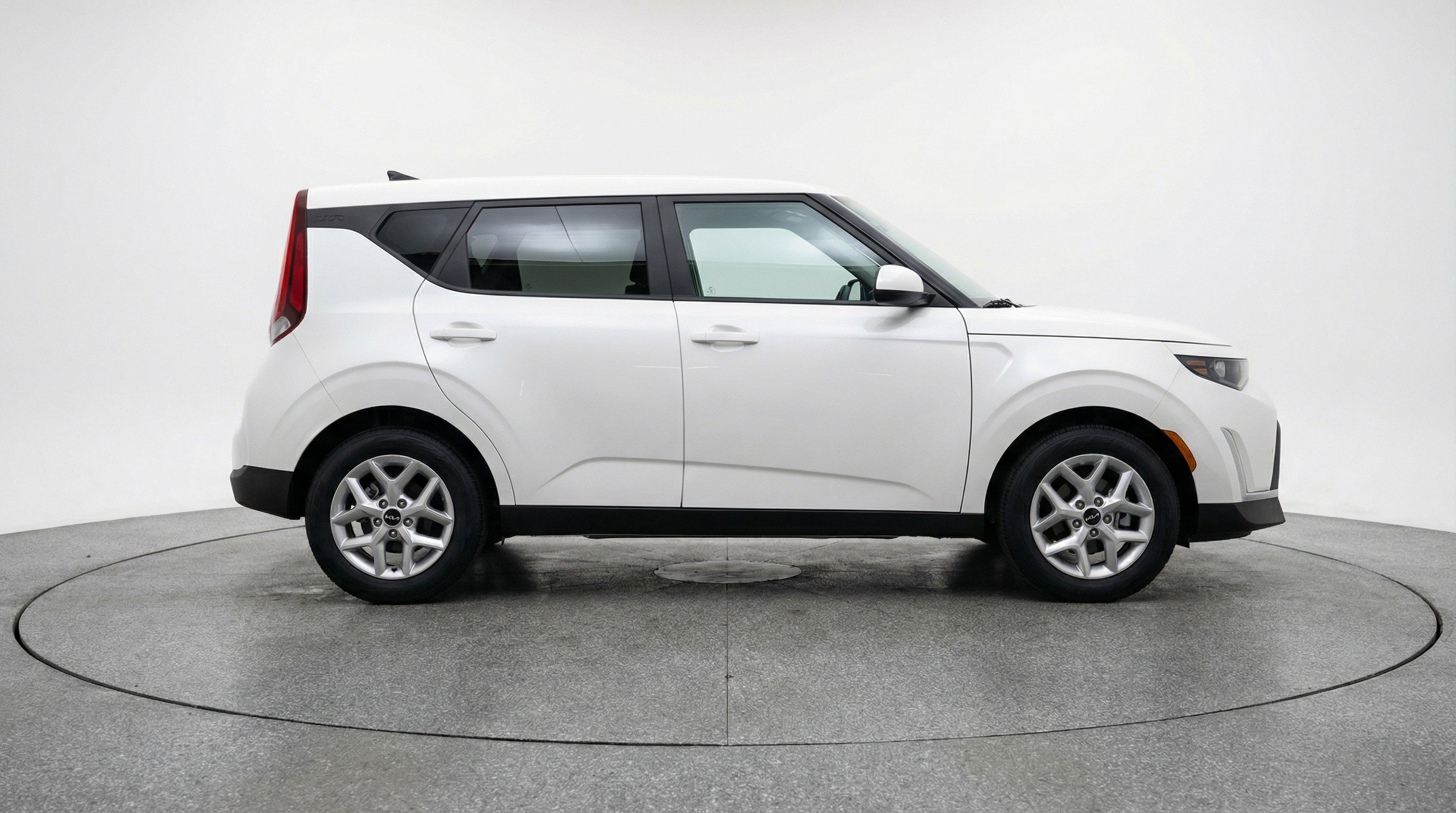 Used 2025 Kia Soul LX w/ LX Technology Package FWD image 11