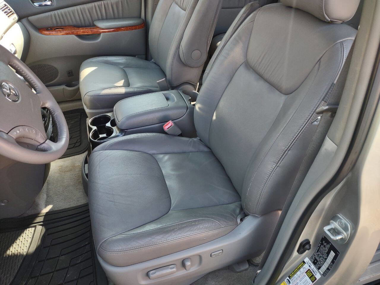 Used 2008 Toyota Sienna XLE image 7