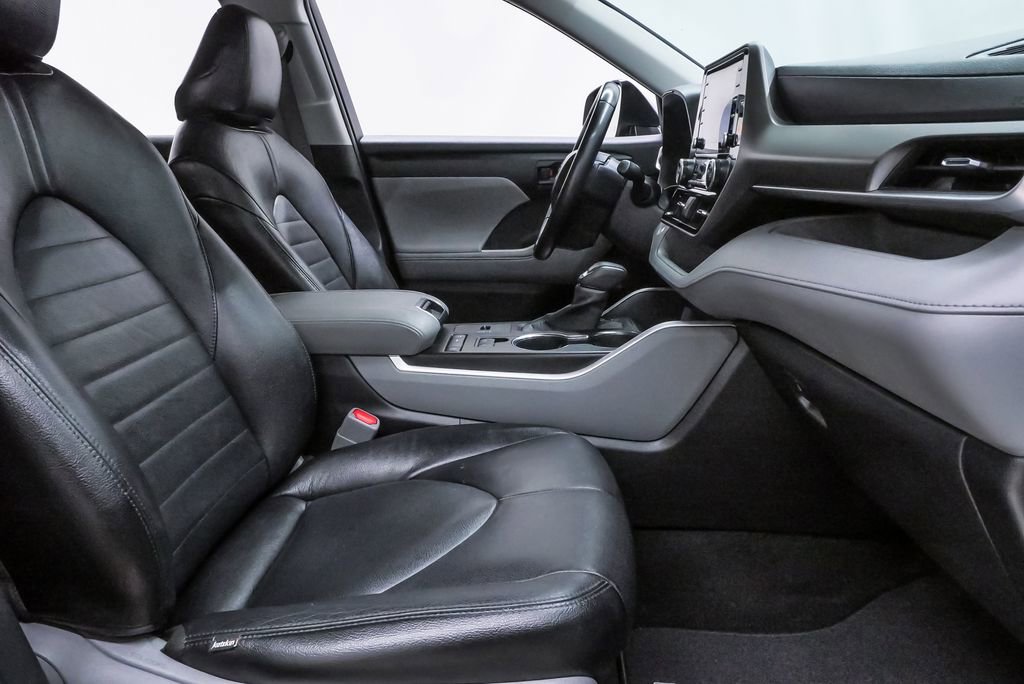 Used 2020 Toyota Highlander LE FWD image 14