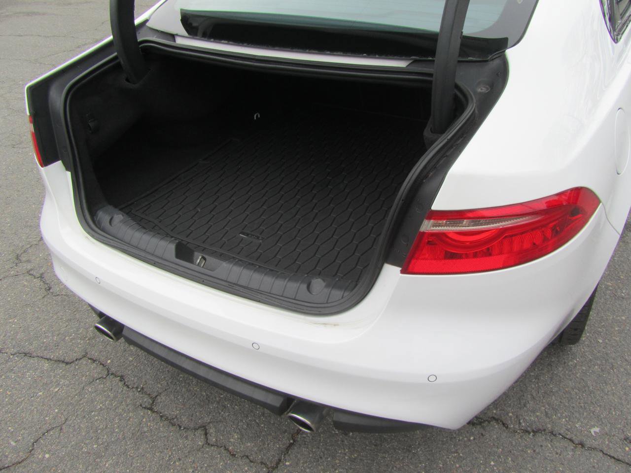 Used 2016 Jaguar XF R-Sport image 20