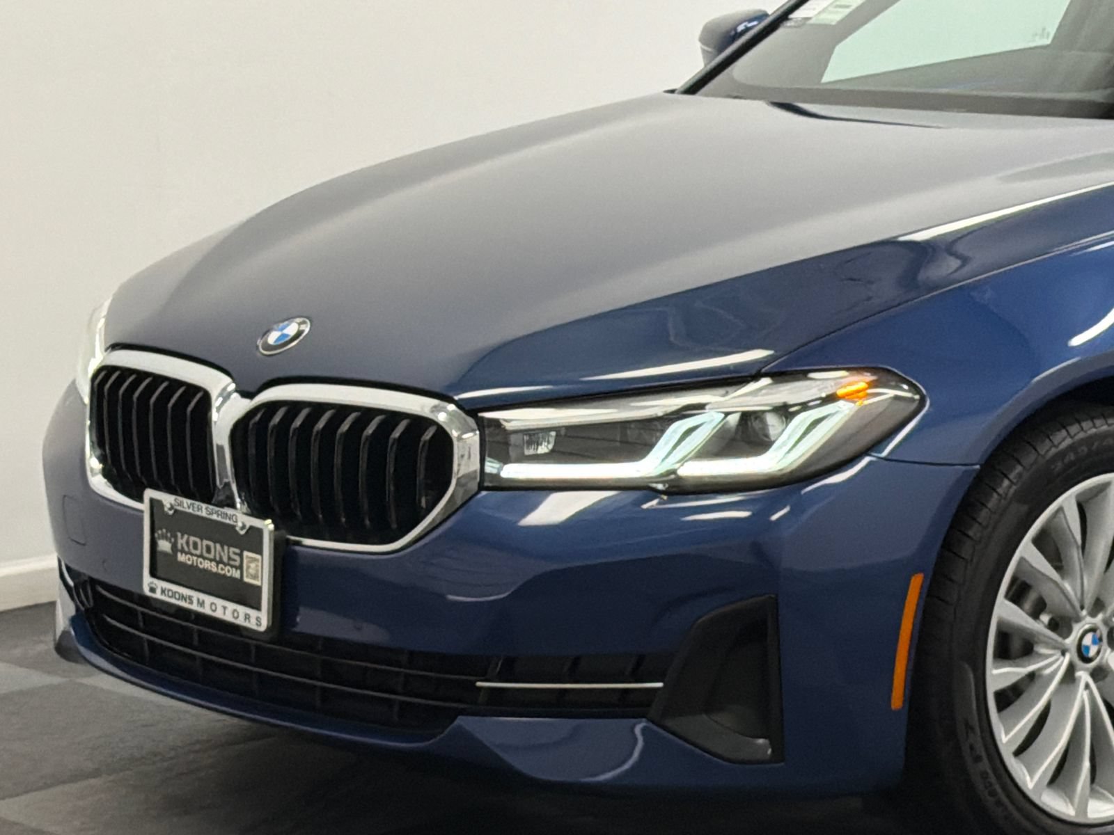 Used 2023 BMW 530i xDrive w/ Premium Package AWD/4WD image 2