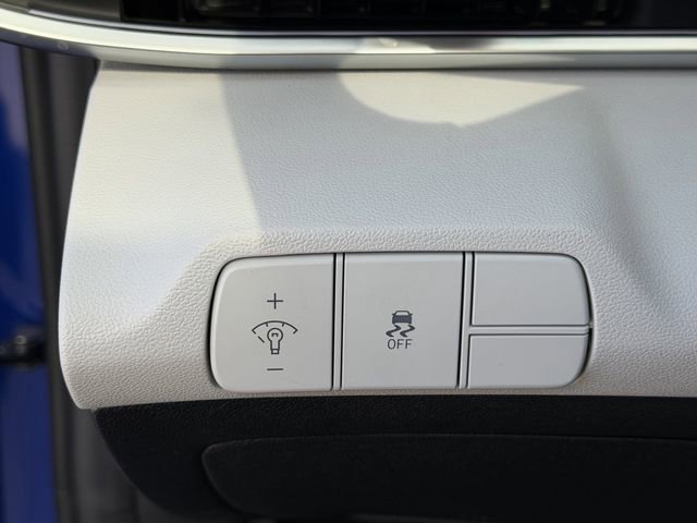 Used 2025 Hyundai Elantra Limited image 16