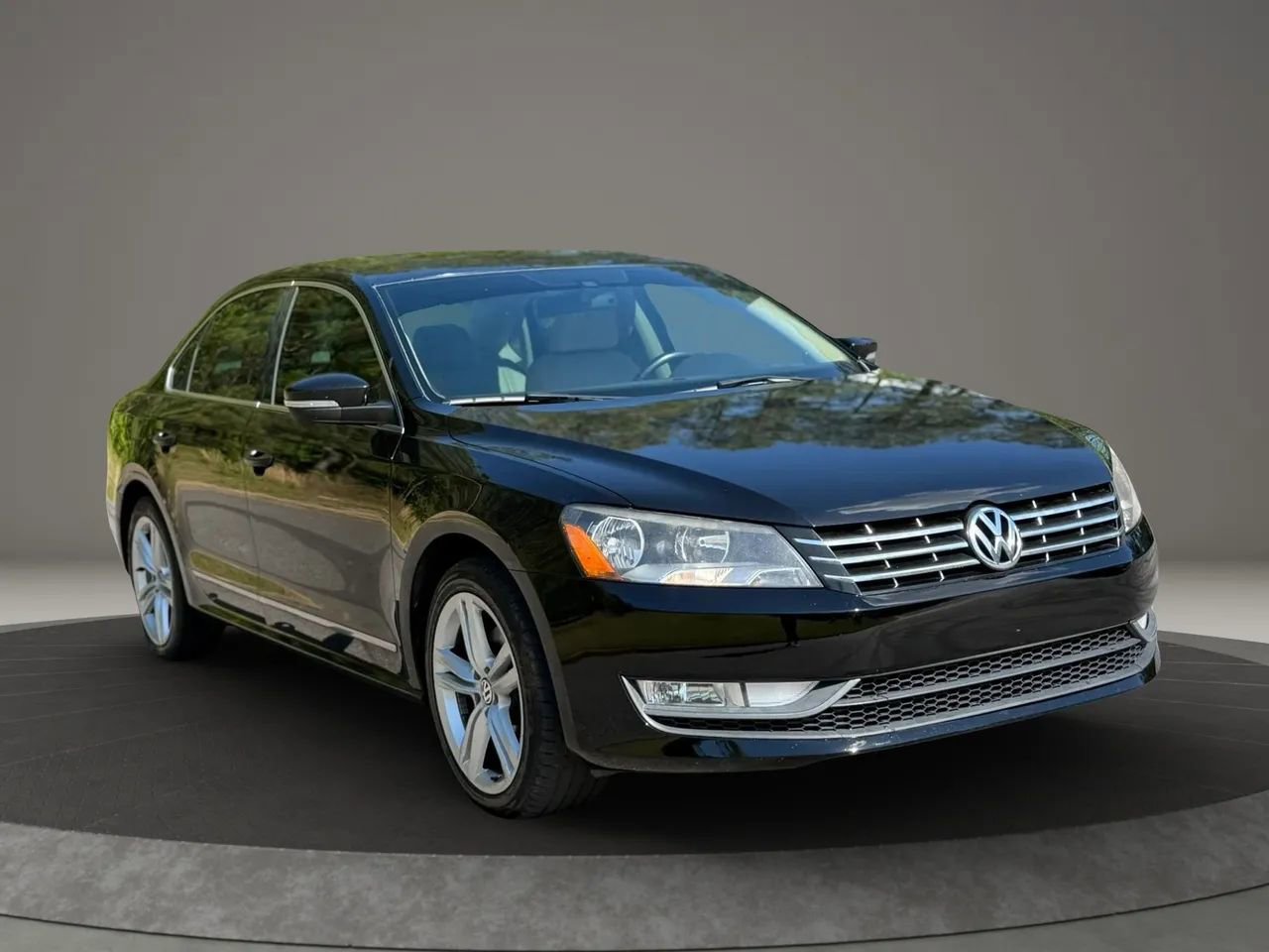 Used 2014 Volkswagen Passat TDI SEL Premium FWD image 3