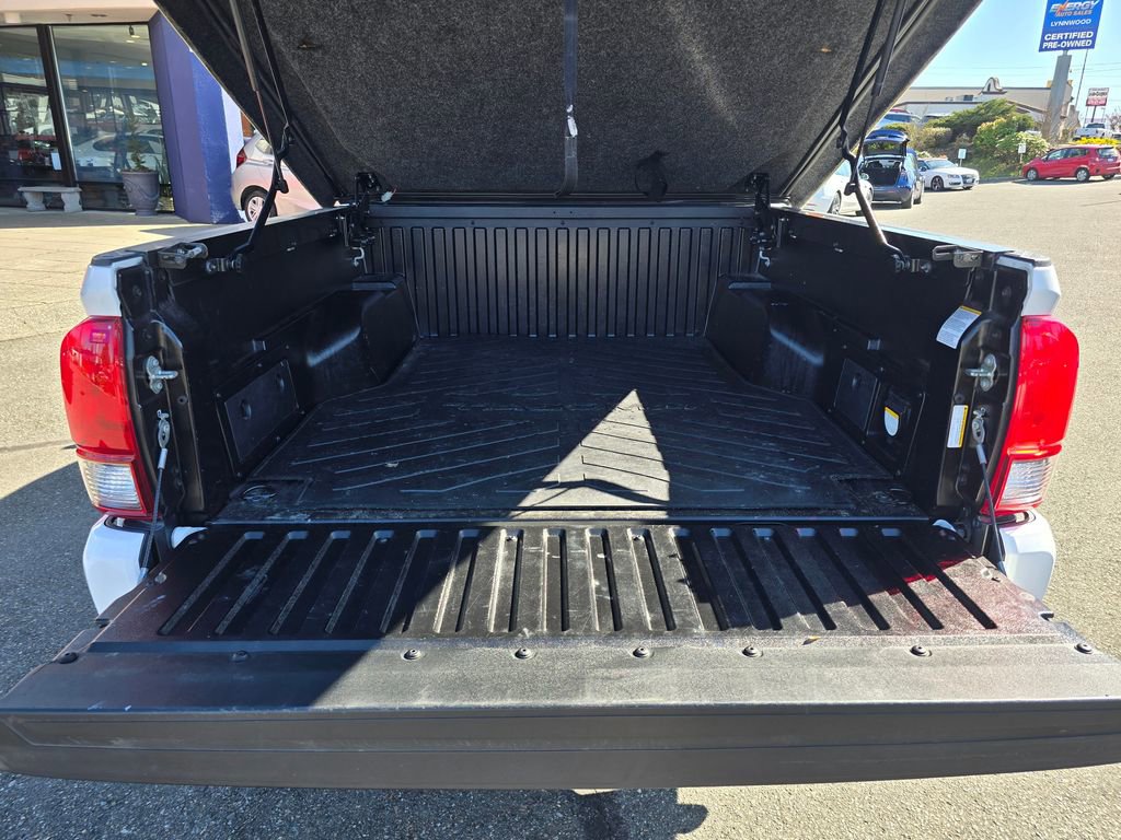Used 2017 Toyota Tacoma TRD Sport w/ Tow Package (A/T) AWD/4WD image 8