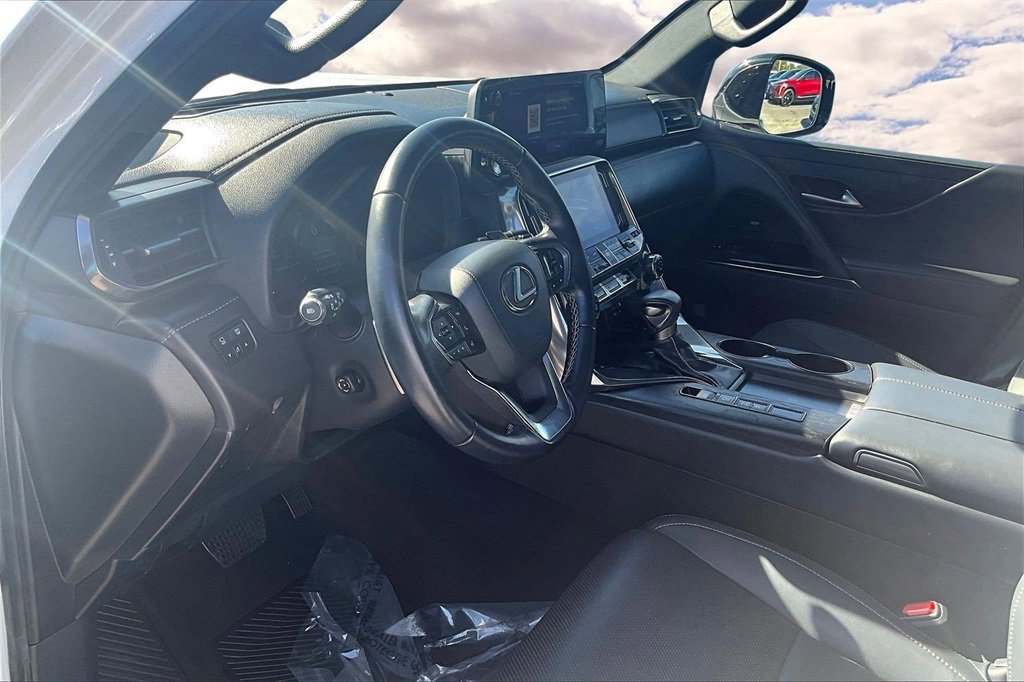 Used 2023 Lexus LX 600 4WD w/ Premium Package image 17