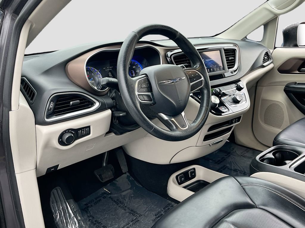 Certified 2020 Chrysler Voyager Lxi image 9