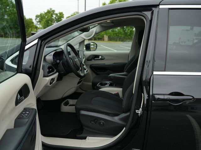 Used 2021 Chrysler Pacifica Touring FWD image 11