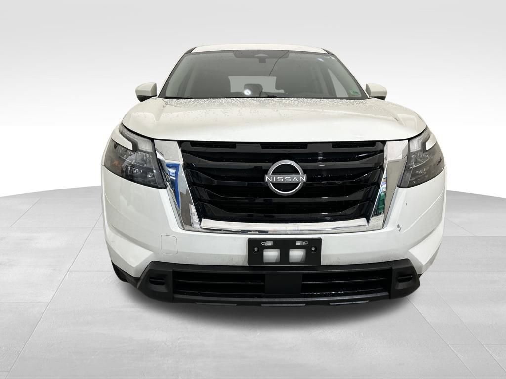 Used 2025 Nissan Pathfinder SV image 2