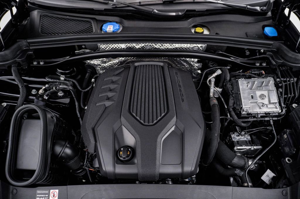 Certified 2025 Porsche Macan image 29