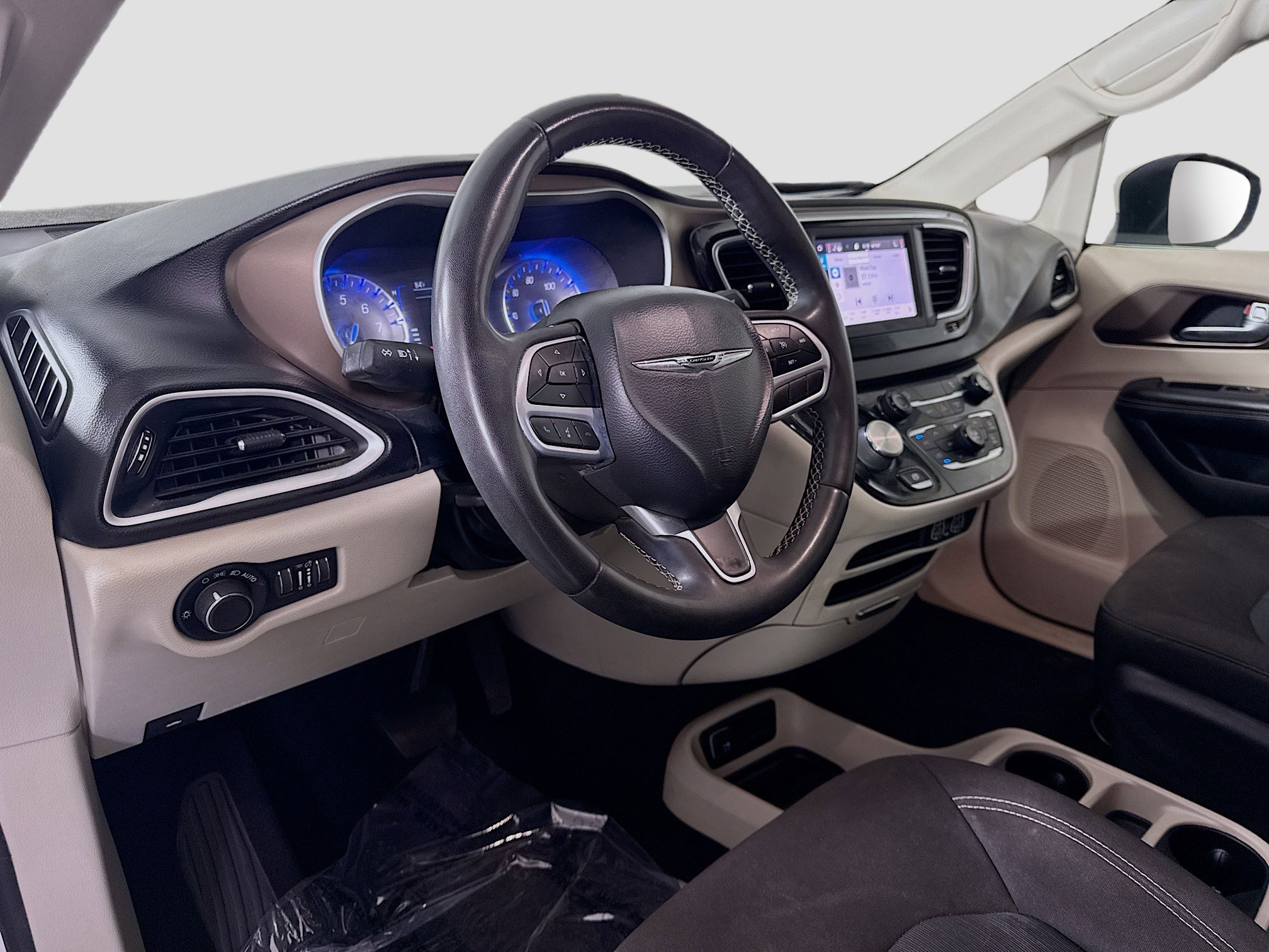 Used 2022 Chrysler Voyager LX FWD image 23