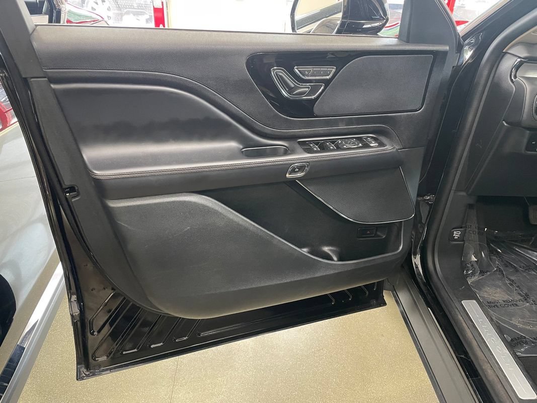 Used 2023 Lincoln Aviator AWD image 7